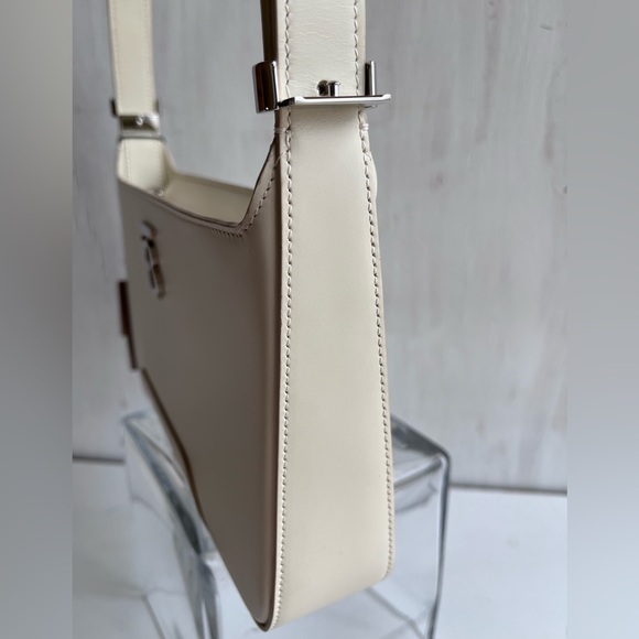 🔴SOLD🔴 BURBERRY Medium TB Monogram Leather Shoulder Bag- Warm Vanilla - Picture 11 of 15